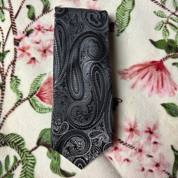 Croft & Barrow Black and Gray Paisley Tie - Picture 1 of 2